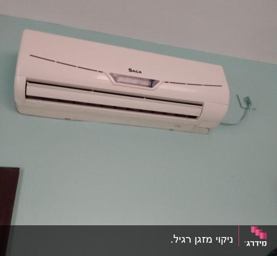 נקי מבפמים ומחוץ ותראו תראו איך חי דחף את כבל החשמל פנימה! 